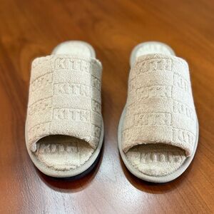 Kith Terry Cloth Embossed Logo slide color sandstone size 43